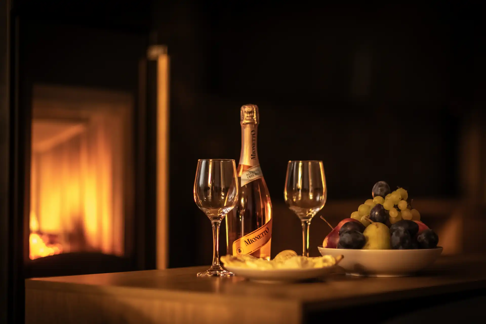 102 Apartamenty Górskie w Szczawnicy - salon przy kominku wieczorem - parter © Konrad Rogoziński