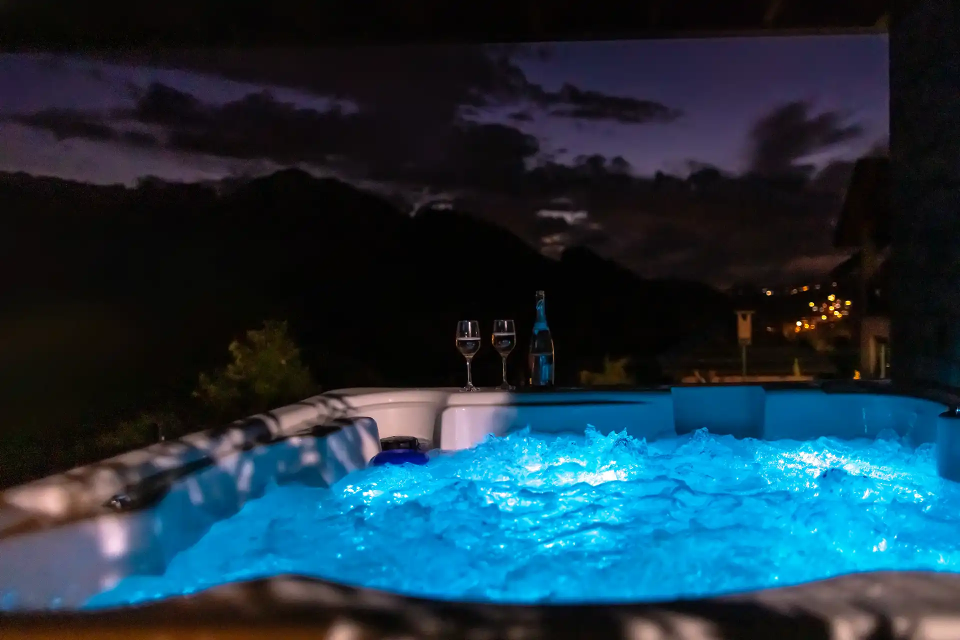 294 Apartamenty Górskie w Szczawnicy - jacuzzi wieczorem © Konrad Rogoziński