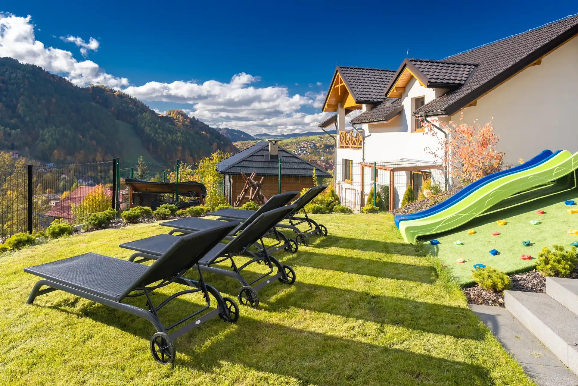 338 Apartamenty Górskie w Szczawnicy z zewnątrz jesienią © Konrad Rogoziński